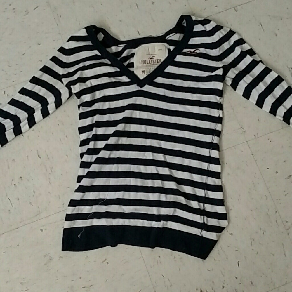 V-neck black and white tee